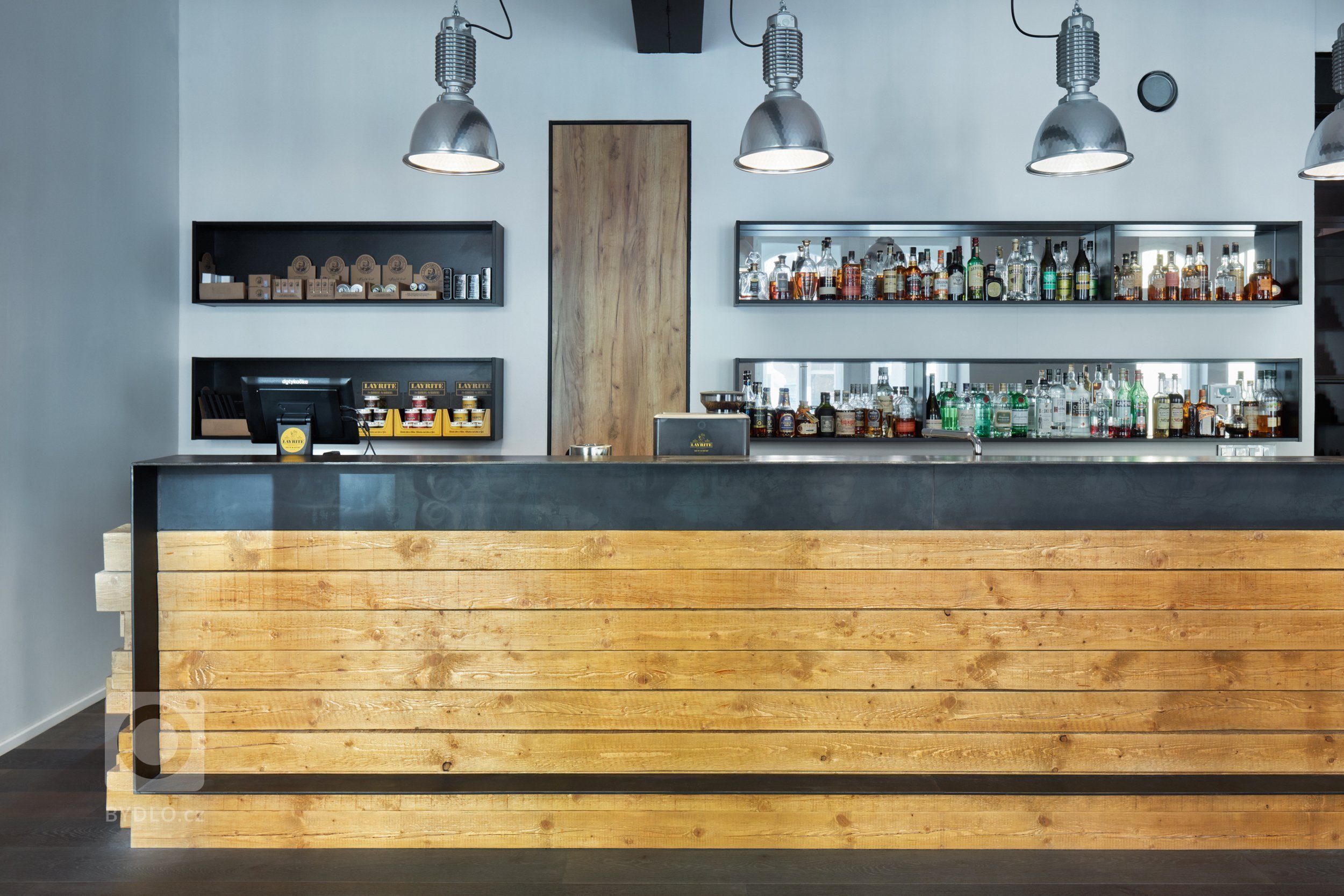 Interiér holičství

cílem bylo vytvořit pánský interiér, a to jak barevností, tak materiály. Ve stávajícím prostoru již byly provedeny statické úpravy a…