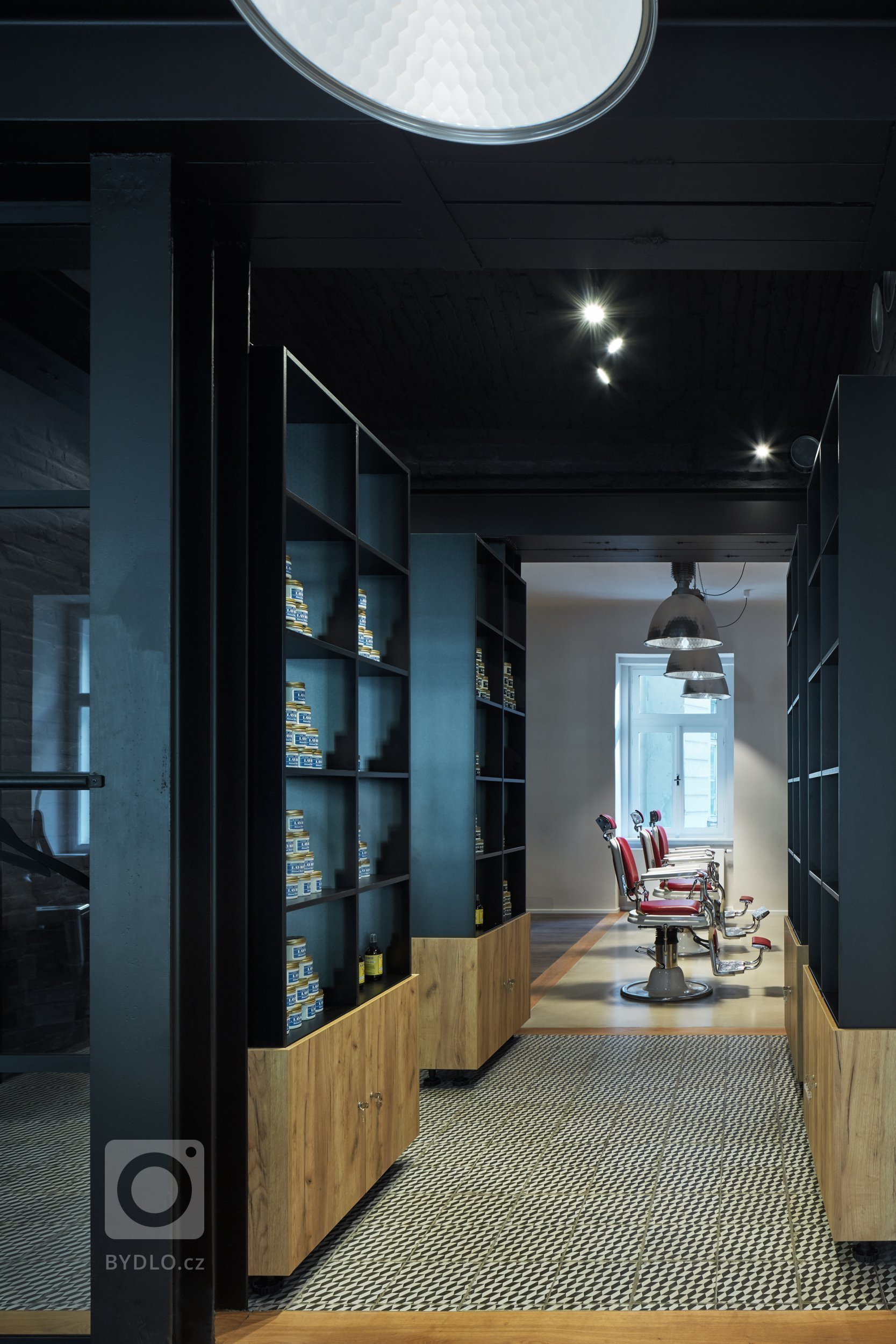 Interiér holičství

cílem bylo vytvořit pánský interiér, a to jak barevností, tak materiály. Ve stávajícím prostoru již byly provedeny statické úpravy a…