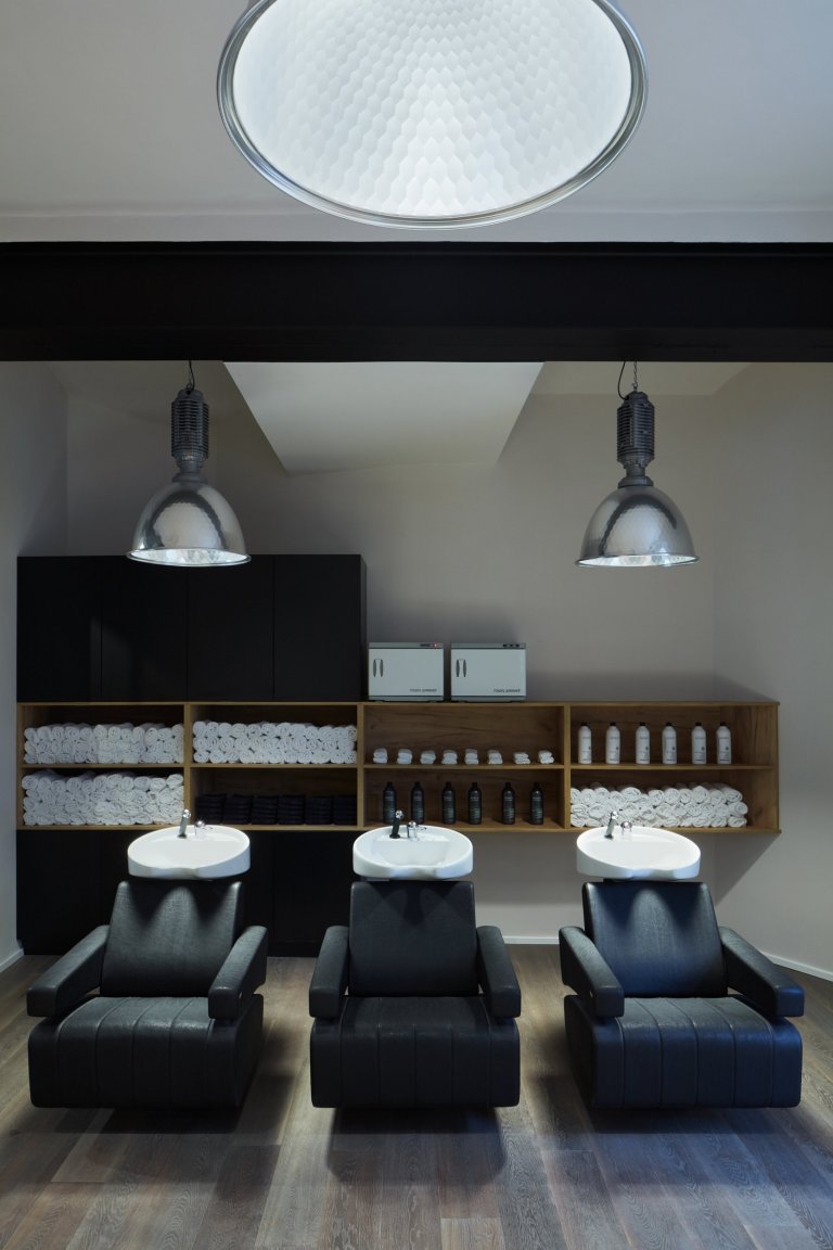 Interiér holičství

cílem bylo vytvořit pánský interiér, a to jak barevností, tak materiály. Ve stávajícím prostoru již byly provedeny statické úpravy a…