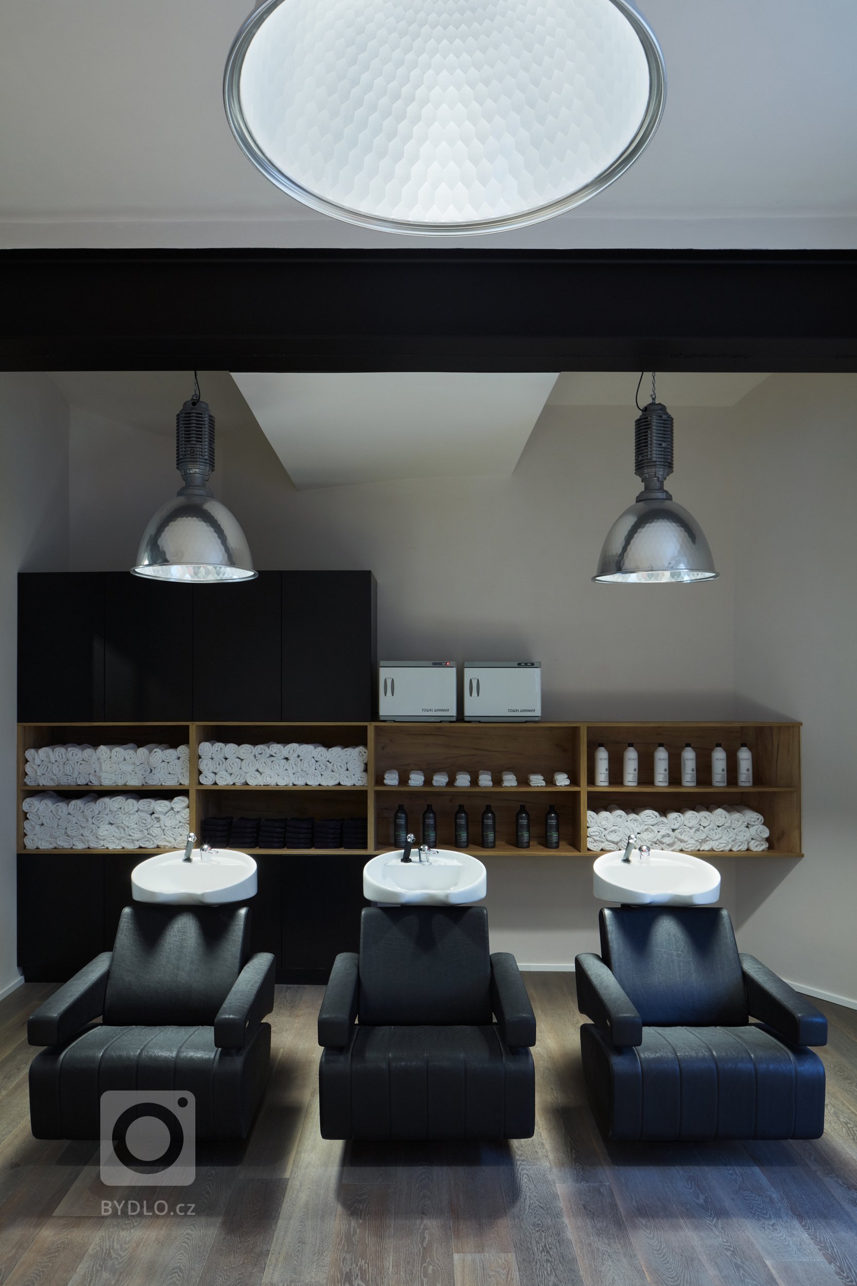 Interiér holičství

cílem bylo vytvořit pánský interiér, a to jak barevností, tak materiály. Ve stávajícím prostoru již byly provedeny statické úpravy a…