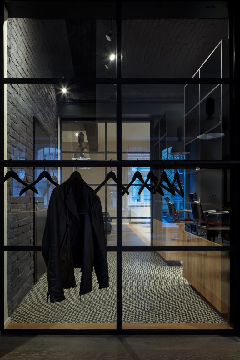 Interiér holičství

cílem bylo vytvořit pánský interiér, a to jak barevností, tak materiály. Ve stávajícím prostoru již byly provedeny statické úpravy a…