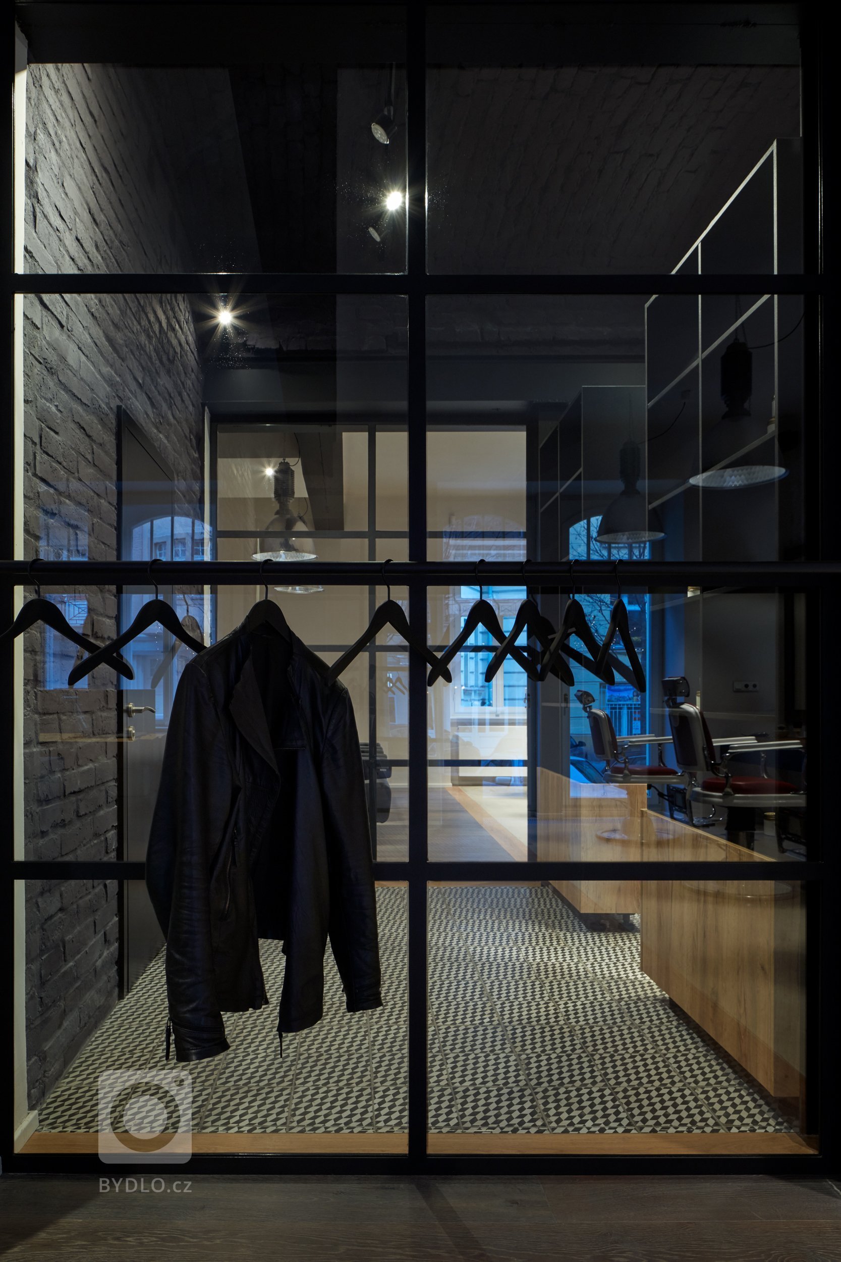 Interiér holičství

cílem bylo vytvořit pánský interiér, a to jak barevností, tak materiály. Ve stávajícím prostoru již byly provedeny statické úpravy a…