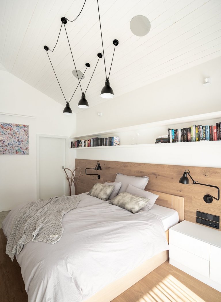 Výrazné černé lampičky.