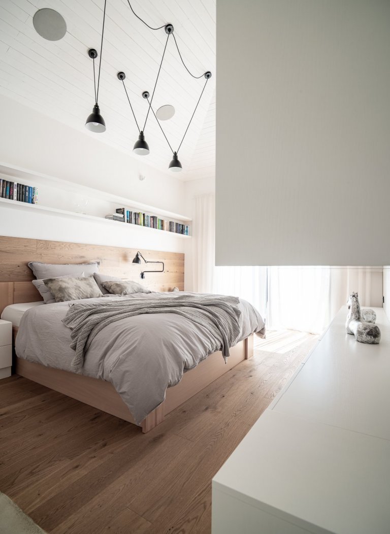 Dřevěné obložení stropu vytvořilo geometrický prvek linií, které pocitově rozbily plochu stropu na menší části. Ten se tak stal zajímavým fragmentem místnosti. 