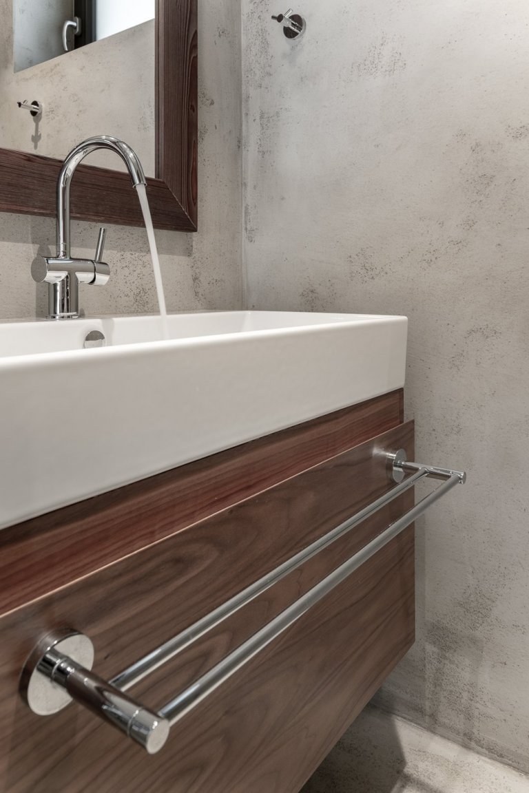 Koupelna byla původní, pouze jsme je doladili pomocí doplňků a drobných úprav. 