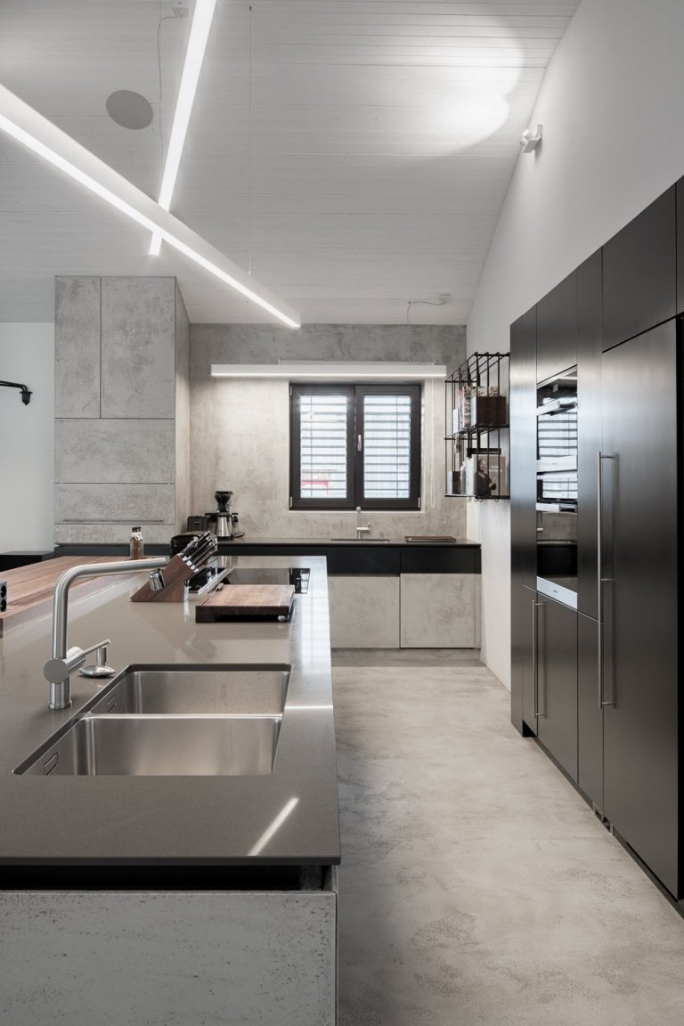 Povrchová úprava kuchyňské linky je betonová stěrka od Němce. 