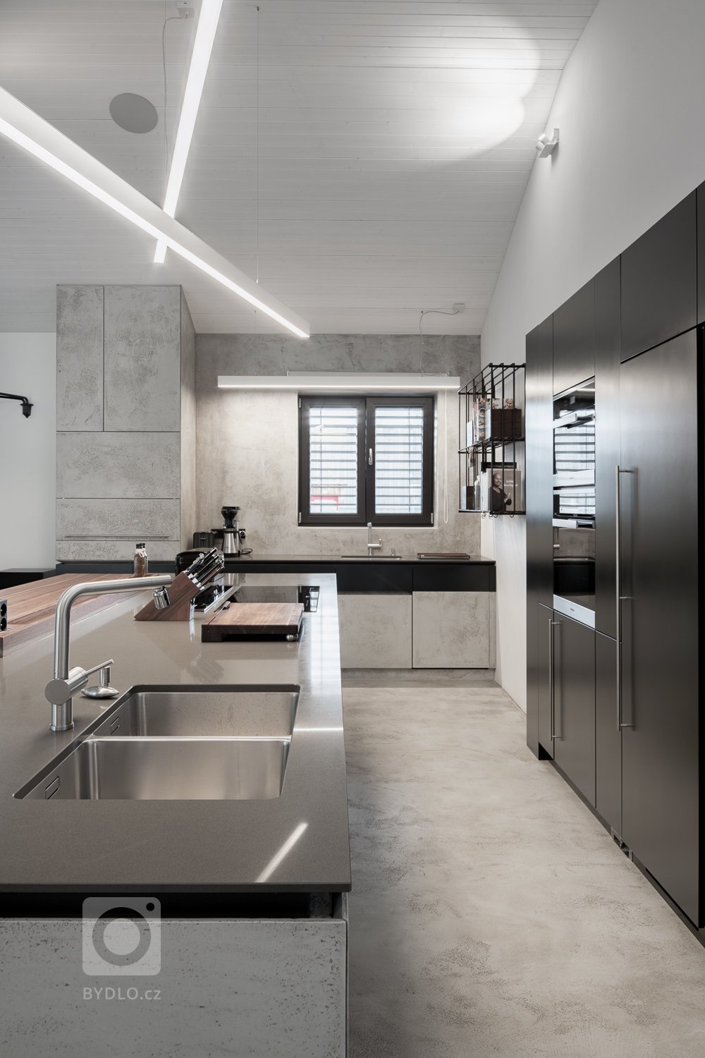 Povrchová úprava kuchyňské linky je betonová stěrka od Němce. 