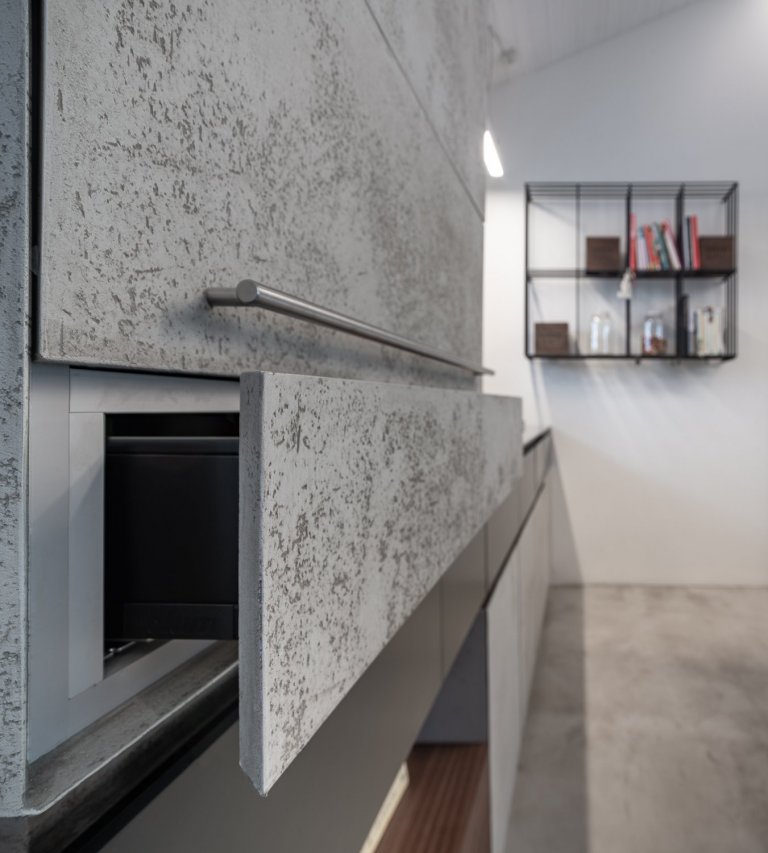  Pro zachování čistého designu byla použita kombinace bezúchytkového systému tipon s tichým dojezdem a elektrický systém “servo-drive”. 