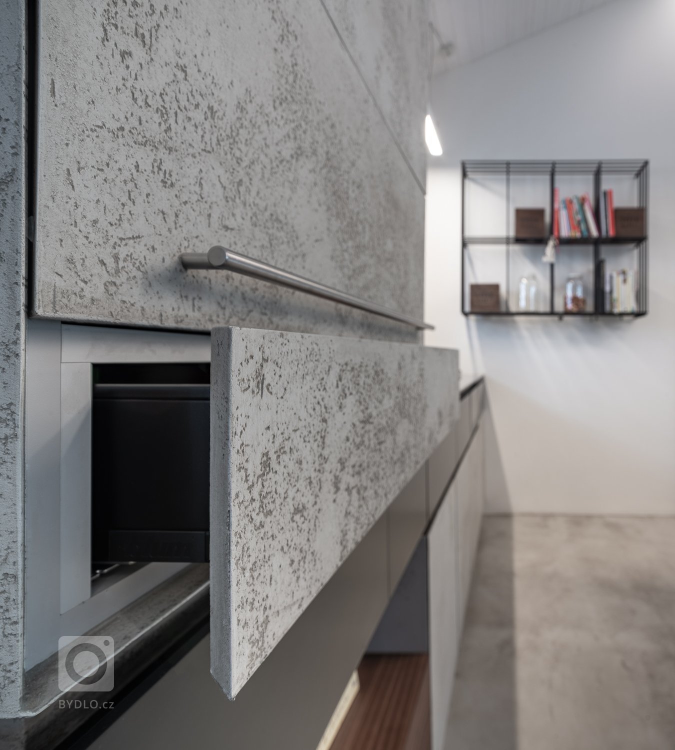  Pro zachování čistého designu byla použita kombinace bezúchytkového systému tipon s tichým dojezdem a elektrický systém “servo-drive”. 