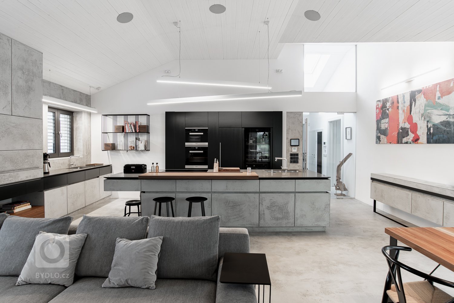 Aby sedačka na sebe nestrhávala z důvodu její velikosti, přílišnou pozornost, ponechali jsem ji ve světlé šedé barvě a dali jsem si záležet na jejích měkkých a oblých tvarech, které vybízí k odpočinku. 