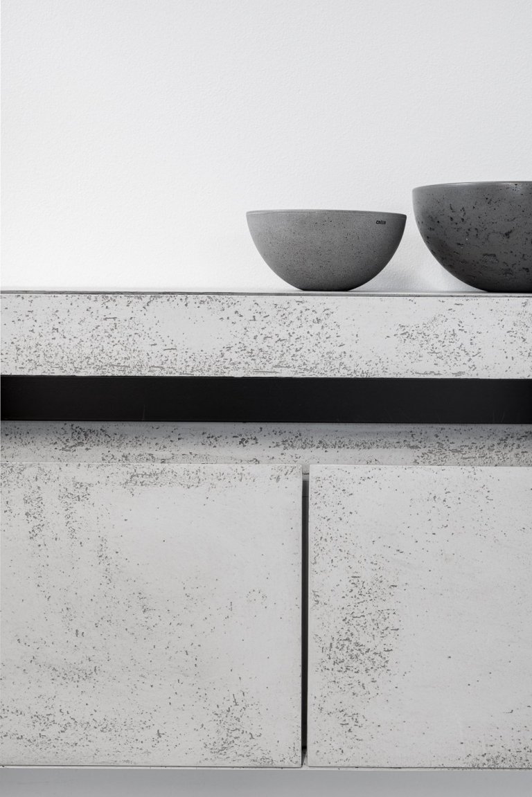 Komoda je unikátním prvkem, a to z hlediska její konstrukce a mechanismu. Byla navržena tak, aby v sobě ukrývala prostor na klíče, drobné i větší předměty a nabíjecí doky na mobil, a to vše bezdrátově. Byl kladen vysoký důraz na není její multifunkčnost, praktičnost a estetické provedení, což se bezpochyby odrazilo i na ostatním nábytku. 