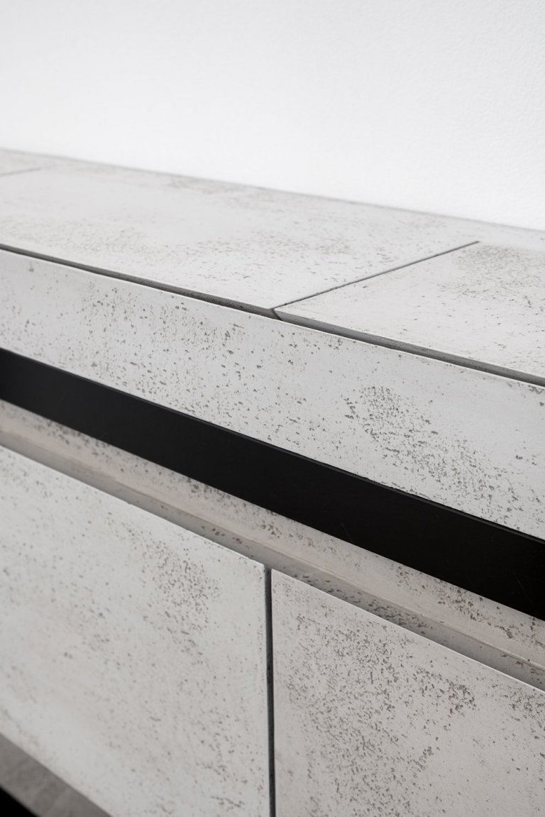 Komoda je unikátním prvkem, a to z hlediska její konstrukce a mechanismu. Byla navržena tak, aby v sobě ukrývala prostor na klíče, drobné i větší předměty a nabíjecí doky na mobil, a to vše bezdrátově. Byl kladen vysoký důraz na není její multifunkčnost, praktičnost a estetické provedení, což se bezpochyby odrazilo i na ostatním nábytku. 