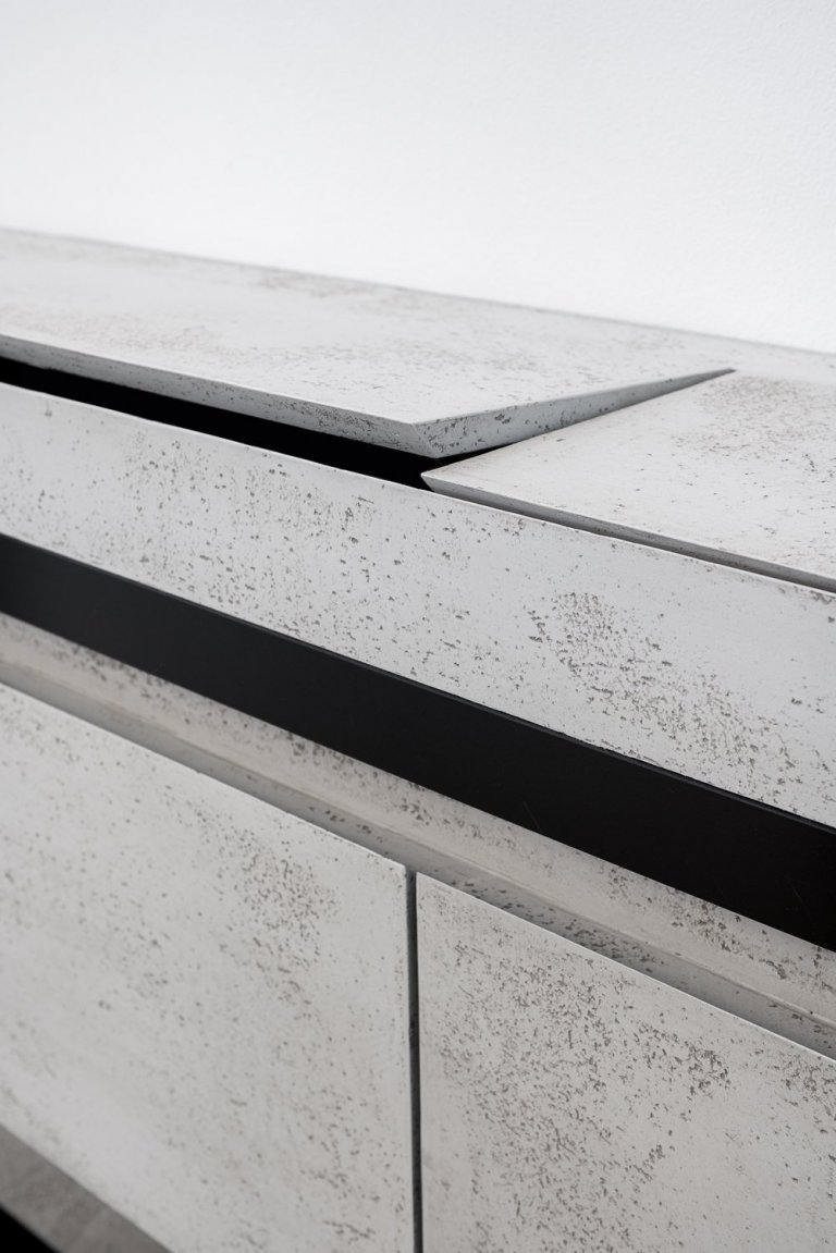 Komoda je unikátním prvkem, a to z hlediska její konstrukce a mechanismu. Byla navržena tak, aby v sobě ukrývala prostor na klíče, drobné i větší předměty a nabíjecí doky na mobil, a to vše bezdrátově. Byl kladen vysoký důraz na není její multifunkčnost, praktičnost a estetické provedení, což se bezpochyby odrazilo i na ostatním nábytku. 