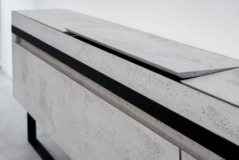 Komoda je unikátním prvkem, a to z hlediska její konstrukce a mechanismu. Byla navržena tak, aby v sobě ukrývala prostor na klíče, drobné i větší předměty a nabíjecí doky na mobil, a to vše bezdrátově. Byl kladen vysoký důraz na není její multifunkčnost, praktičnost a estetické provedení, což se bezpochyby odrazilo i na ostatním nábytku. 