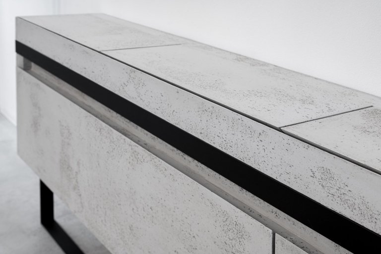 Komoda je unikátním prvkem, a to z hlediska její konstrukce a mechanismu. Byla navržena tak, aby v sobě ukrývala prostor na klíče, drobné i větší předměty a nabíjecí doky na mobil, a to vše bezdrátově. Byl kladen vysoký důraz na není její multifunkčnost, praktičnost a estetické provedení, což se bezpochyby odrazilo i na ostatním nábytku. 