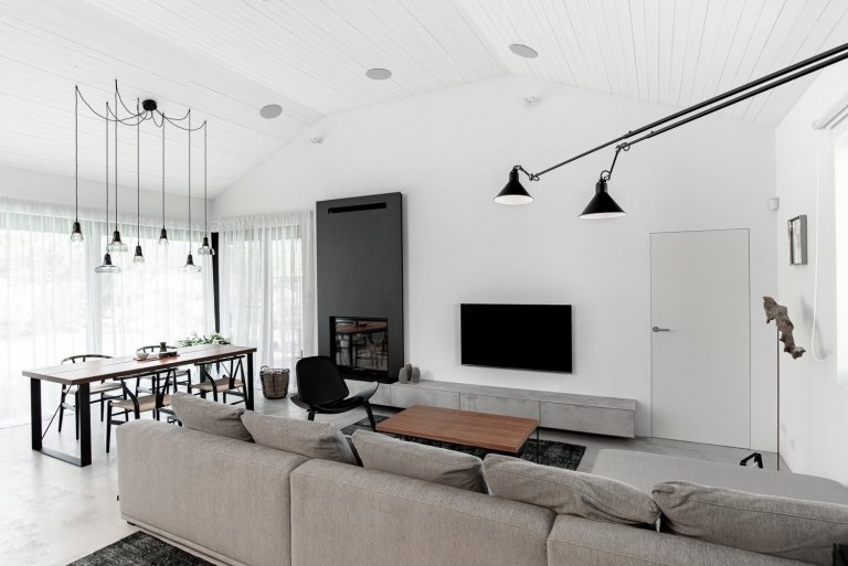 Otevřený krov jsme opatřili bíle mořeným podbitím, tím jsme se zbavili fádního sádrokartonového podhledu. 