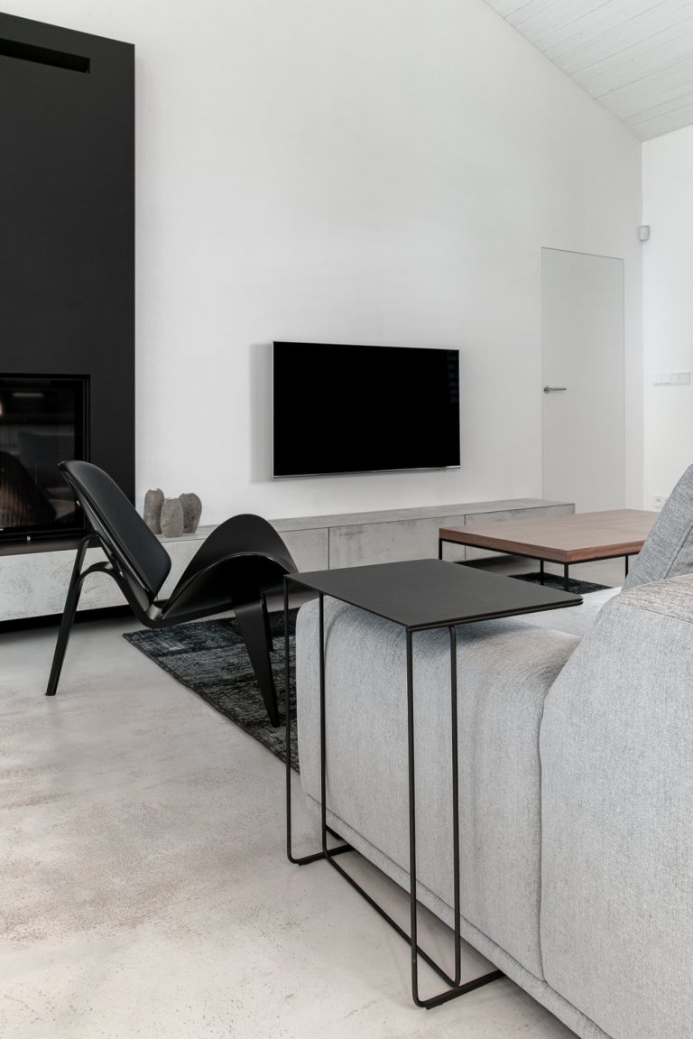 Pro vytvoření kontrastu jsme použili černé subtilní kovové prvky na kovových podnožích nábytku a osvětlení. 