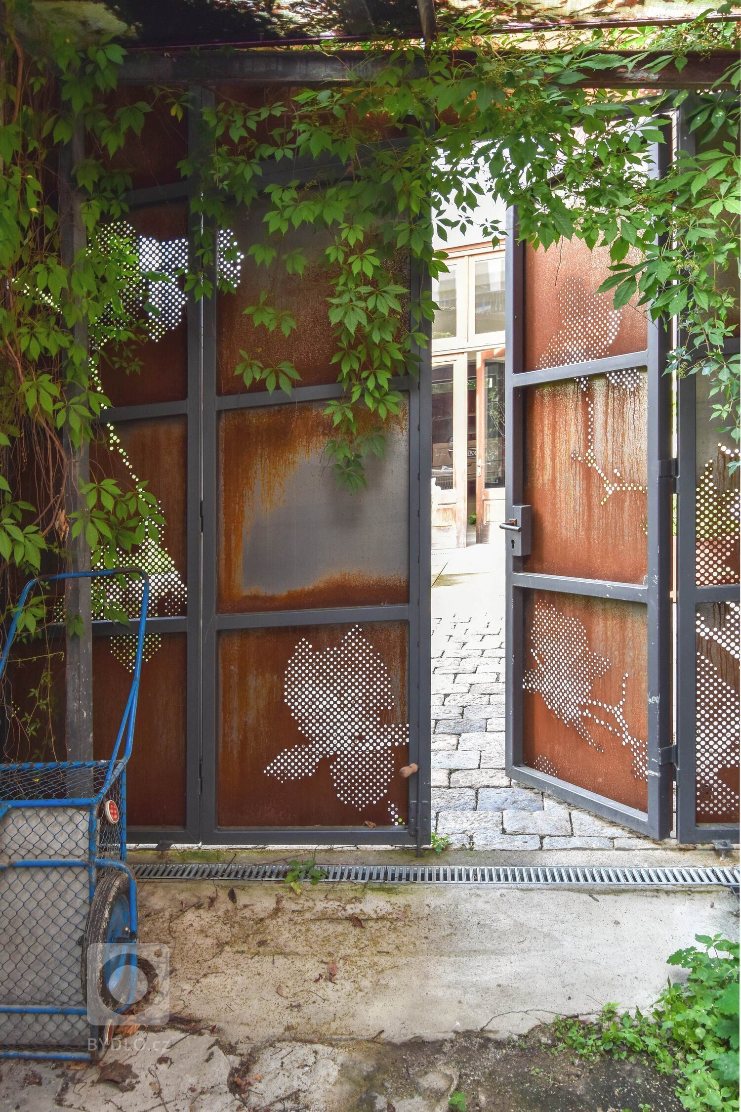 Otevíráme bránu další drobné realizace v pokojném prostředí atria kdesi v Litomyšli. Malé vnitřní atrium městského domu&nbsp;skoro v samotném centru města je…