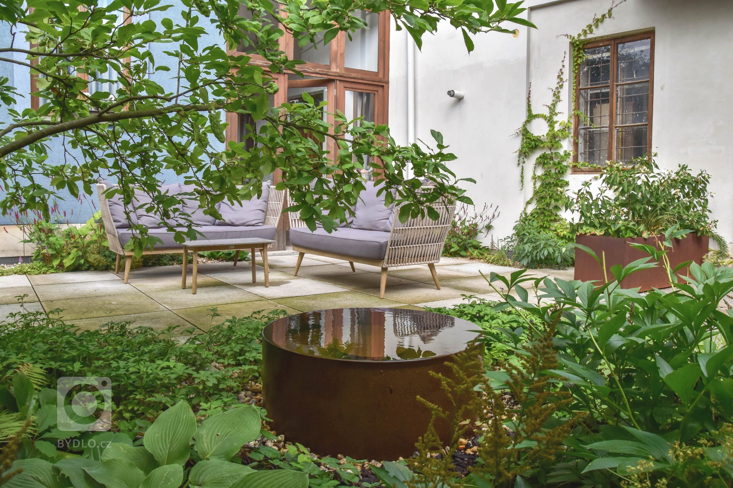 Otevíráme bránu další drobné realizace v pokojném prostředí atria kdesi v Litomyšli. Malé vnitřní atrium městského domu&nbsp;skoro v samotném centru města je…