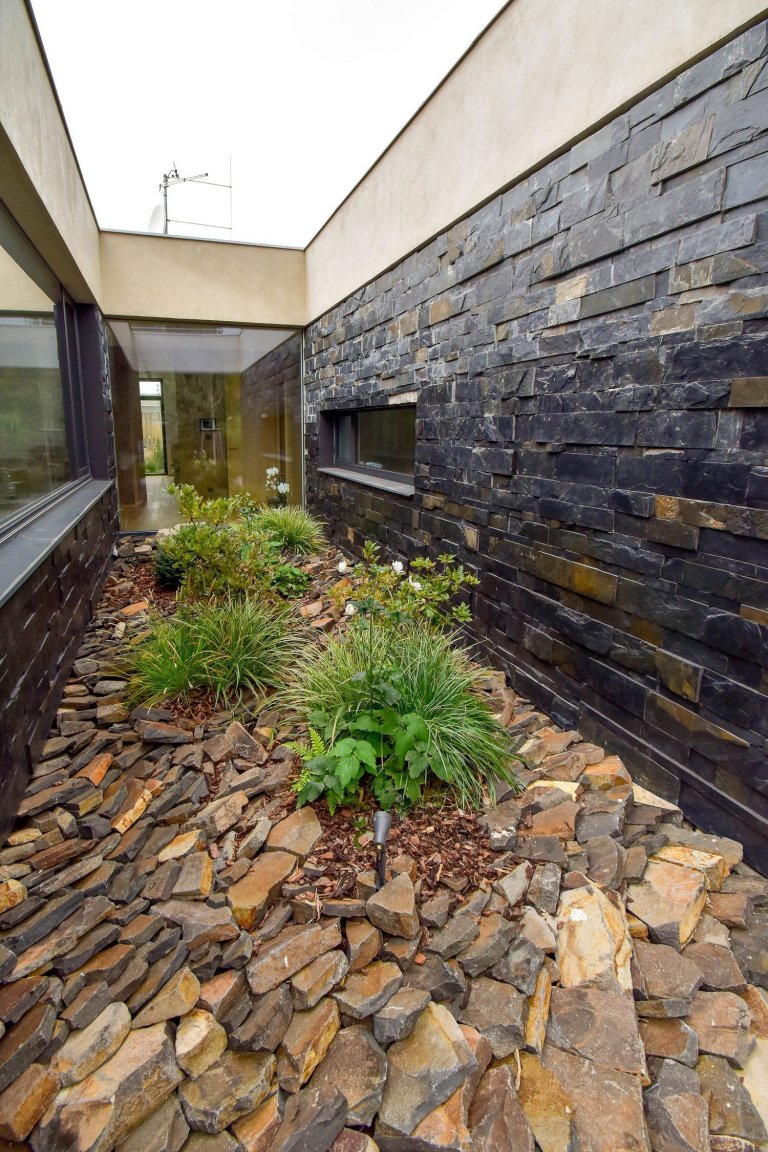 Zahradu, kterou představujeme tentokrát, jsme navrhli v těsné spolupráci s mladými architekty z atelieru Mio architects, kteří zajišťovali projekt domu.…