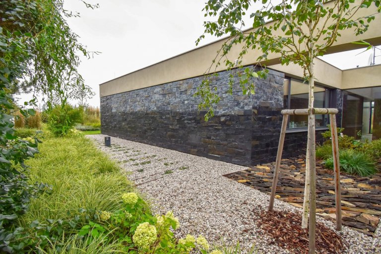 Zahradu, kterou představujeme tentokrát, jsme navrhli v těsné spolupráci s mladými architekty z atelieru Mio architects, kteří zajišťovali projekt domu.…