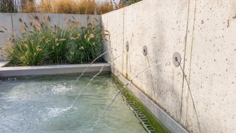 Zahradu, kterou představujeme tentokrát, jsme navrhli v těsné spolupráci s mladými architekty z atelieru Mio architects, kteří zajišťovali projekt domu.…