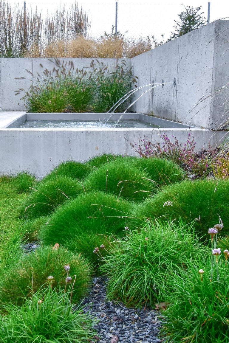 Zahradu, kterou představujeme tentokrát, jsme navrhli v těsné spolupráci s mladými architekty z atelieru Mio architects, kteří zajišťovali projekt domu.…