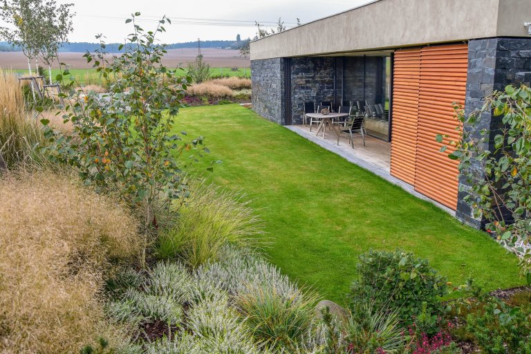 Zahradu, kterou představujeme tentokrát, jsme navrhli v těsné spolupráci s mladými architekty z atelieru Mio architects, kteří zajišťovali projekt domu.…