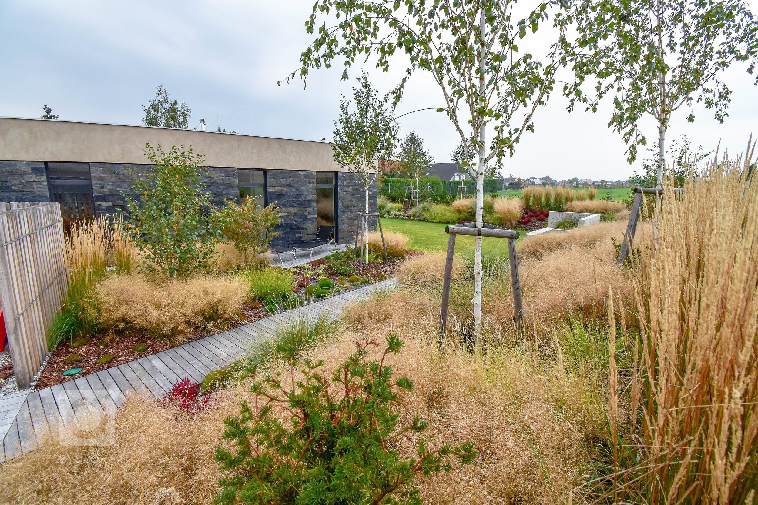 Zahradu, kterou představujeme tentokrát, jsme navrhli v těsné spolupráci s mladými architekty z atelieru Mio architects, kteří zajišťovali projekt domu.…