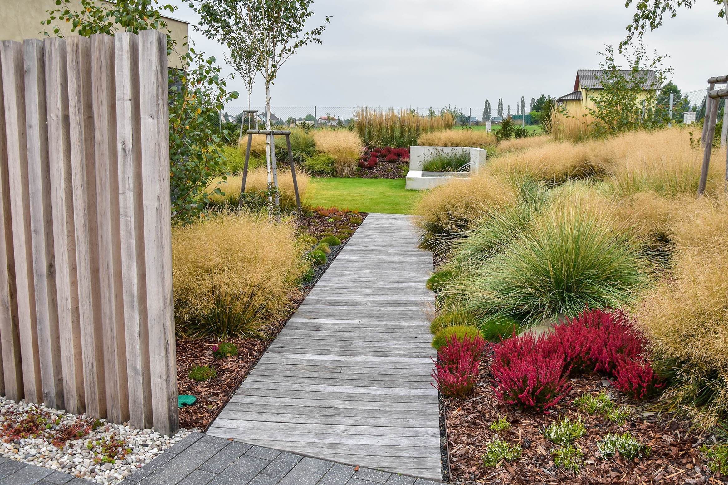 Zahradu, kterou představujeme tentokrát, jsme navrhli v těsné spolupráci s mladými architekty z atelieru Mio architects, kteří zajišťovali projekt domu.…