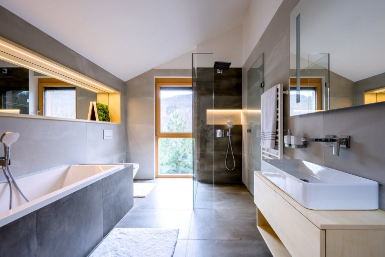 Architekt Jindřich Kobr si při realizaci této zakázky užil své. Mladý manželský pár si velmi přál, aby byla koupelna zasazena do kontextu celého domu, a tak…