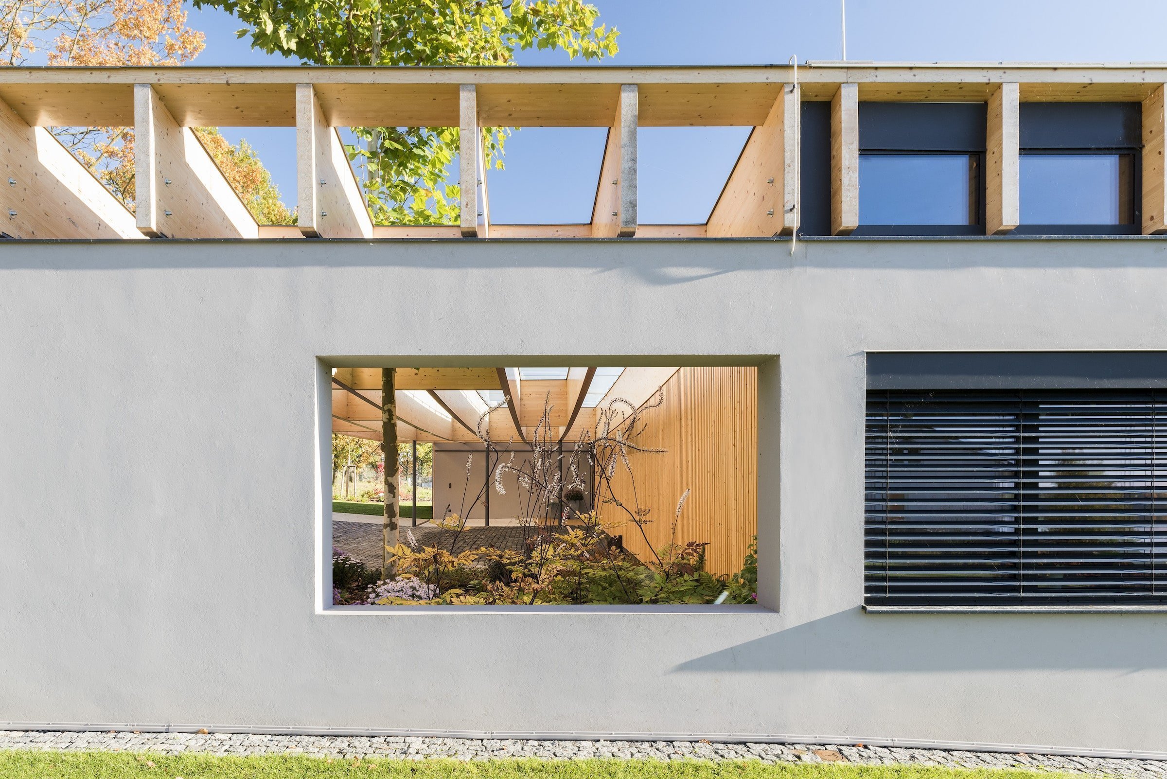 Dům na břehu jezera připomíná loď