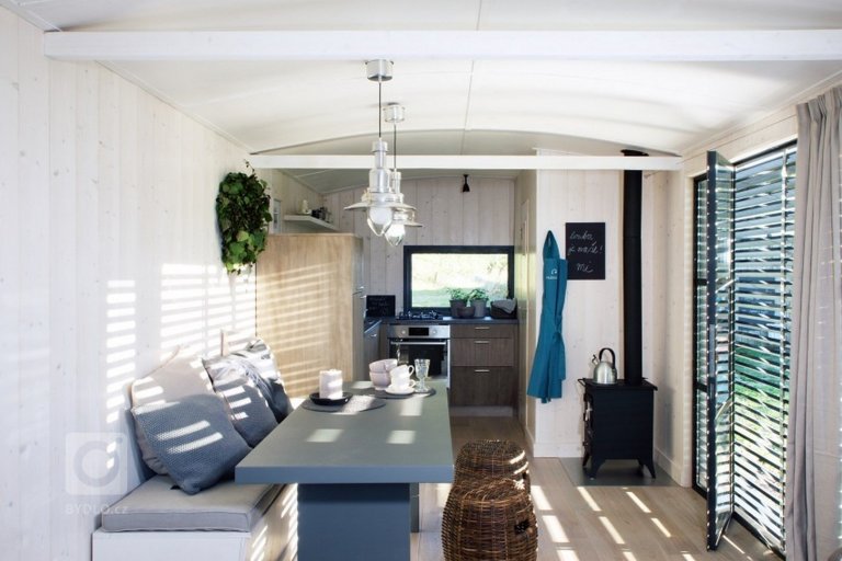 Ideální víkendové bydlení? Útulná maringotka na Šumavě