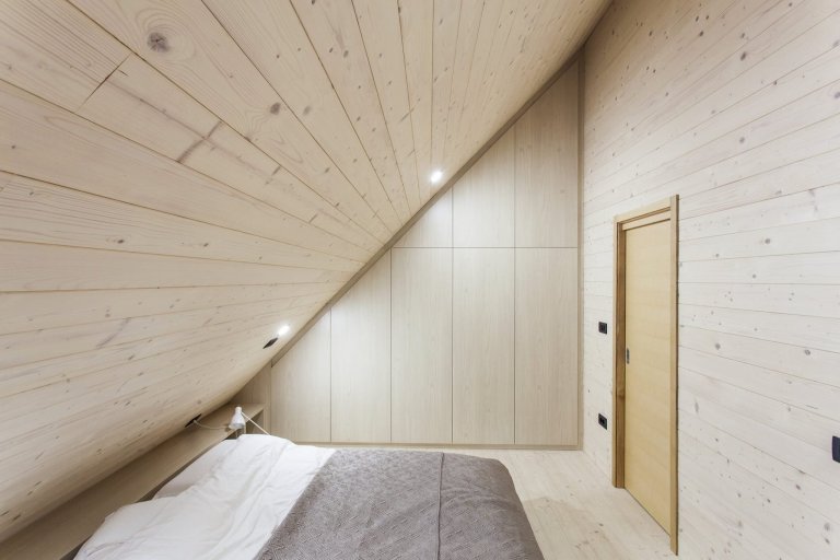 Prosklená dřevostavba v malebné krajině