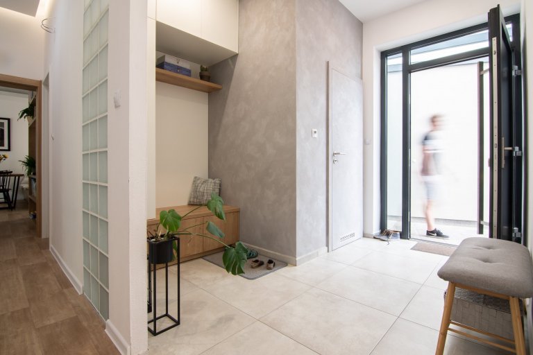 Interiér rodinného domu v těsném sousedství boršovského zámečku. Logická a velkorysá dispozice domu před dokončením nabízela možnost dotáhnout projekt kolegů…