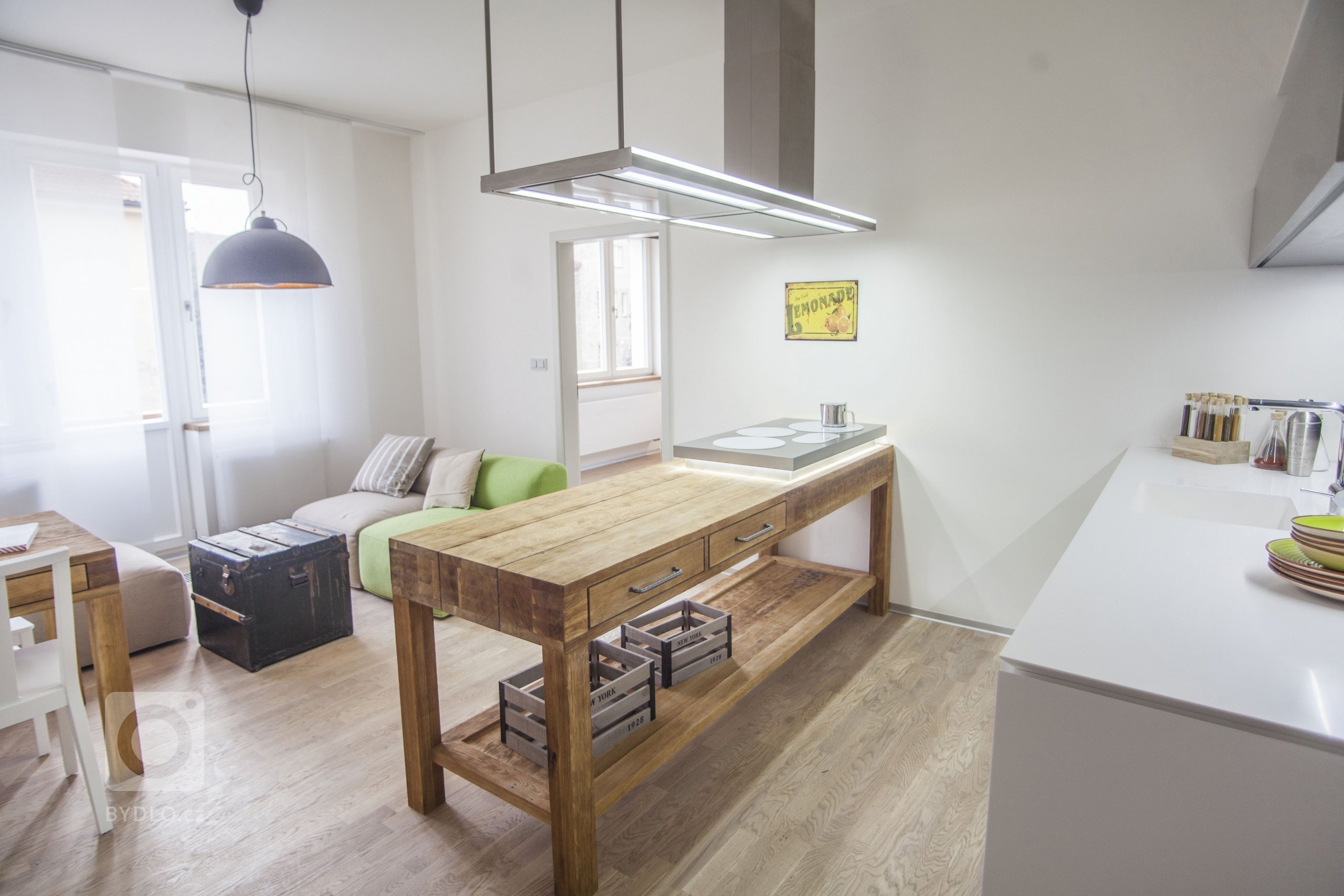 Kuchyň v americkém stylu Colonial dokonale propojuje na první pohled zdánlivě nesourodé kovové plochy s přírodními dřevěnými stoly. Netradičních prvků je v…