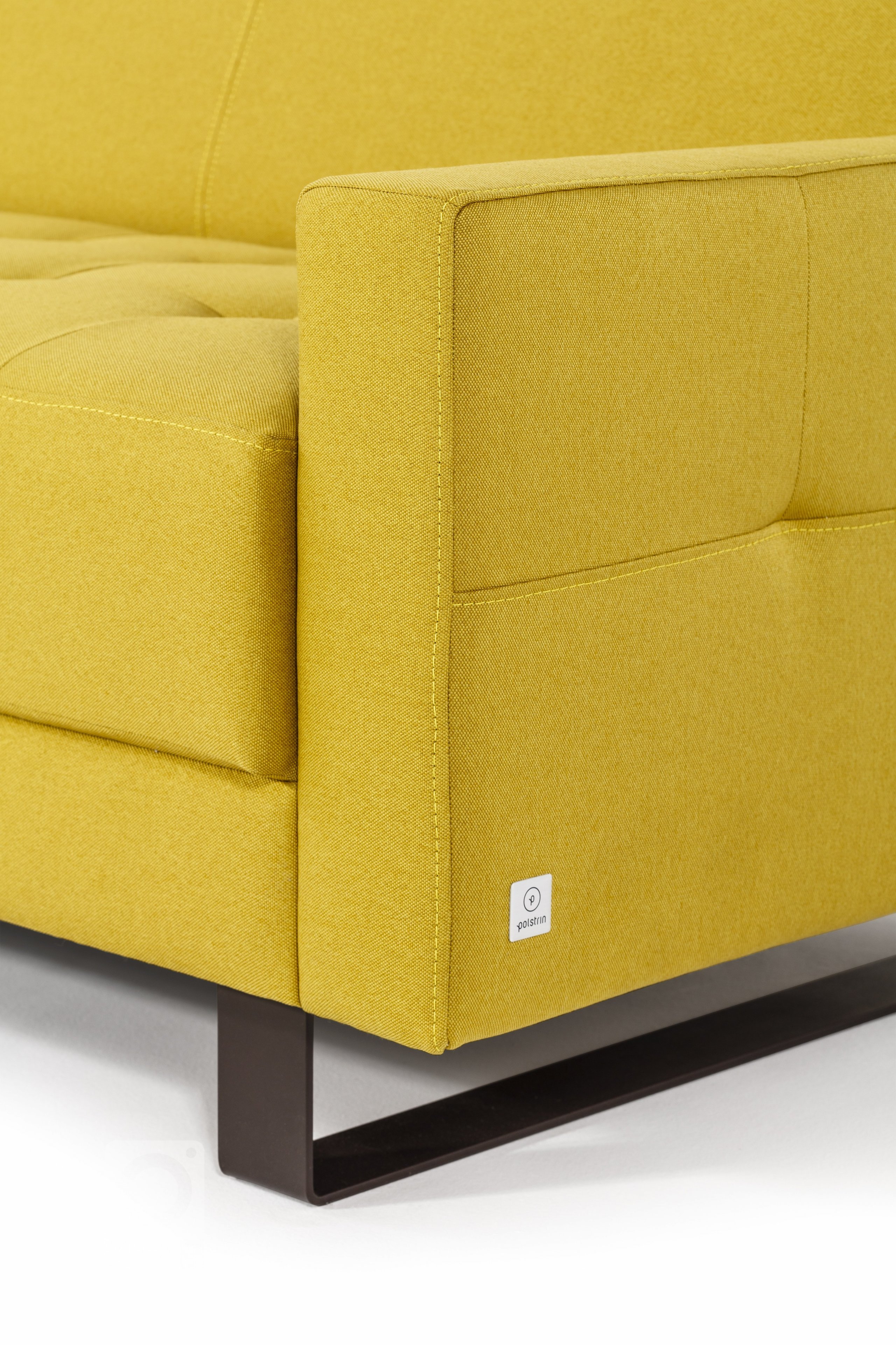 Sedací souprava s detailním zpracováním sedáku pomocí&nbsp;čalounických vtahů. Efektní výrazné prošití. Odlehčená područka.&nbsp;
Jako podnoží jsme zvolili…