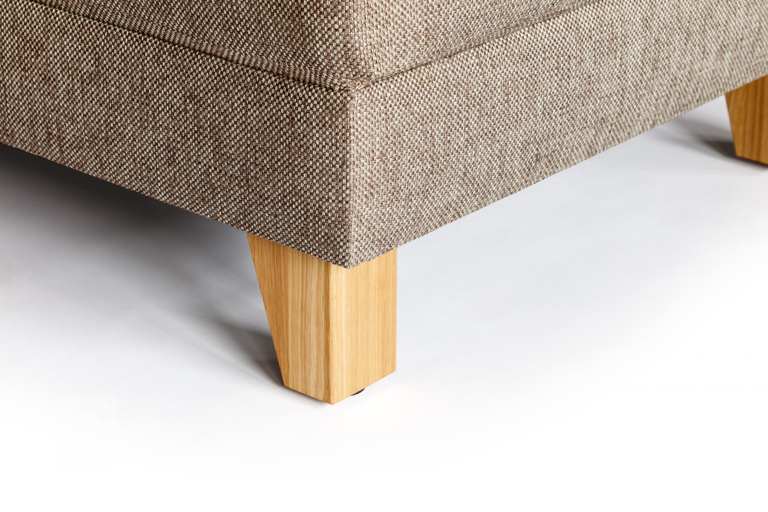 Sedací souprava s detailním zpracováním sedáku pomocí&nbsp;čalounických vtahů. Efektní výrazné prošití. Odlehčená područka.&nbsp;
Jako podnoží jsme zvolili…