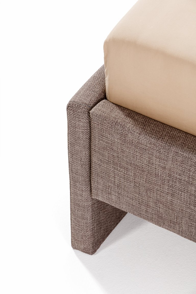 Čalouněná postel s mírně zkoseným čelem pro pohodlné opření.

- stabilní pevná konstrukce
- pohodlná výška pro vstávání 45 cm
- nastavení úrovně výšky…