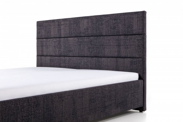 Čalouněná postel se zadním čelem vytvořeným z čalouněných pruhů. Lze doplnit o noční stolky.

- stabilní pevná konstrukce
- pohodlná výška pro vstávání 45…