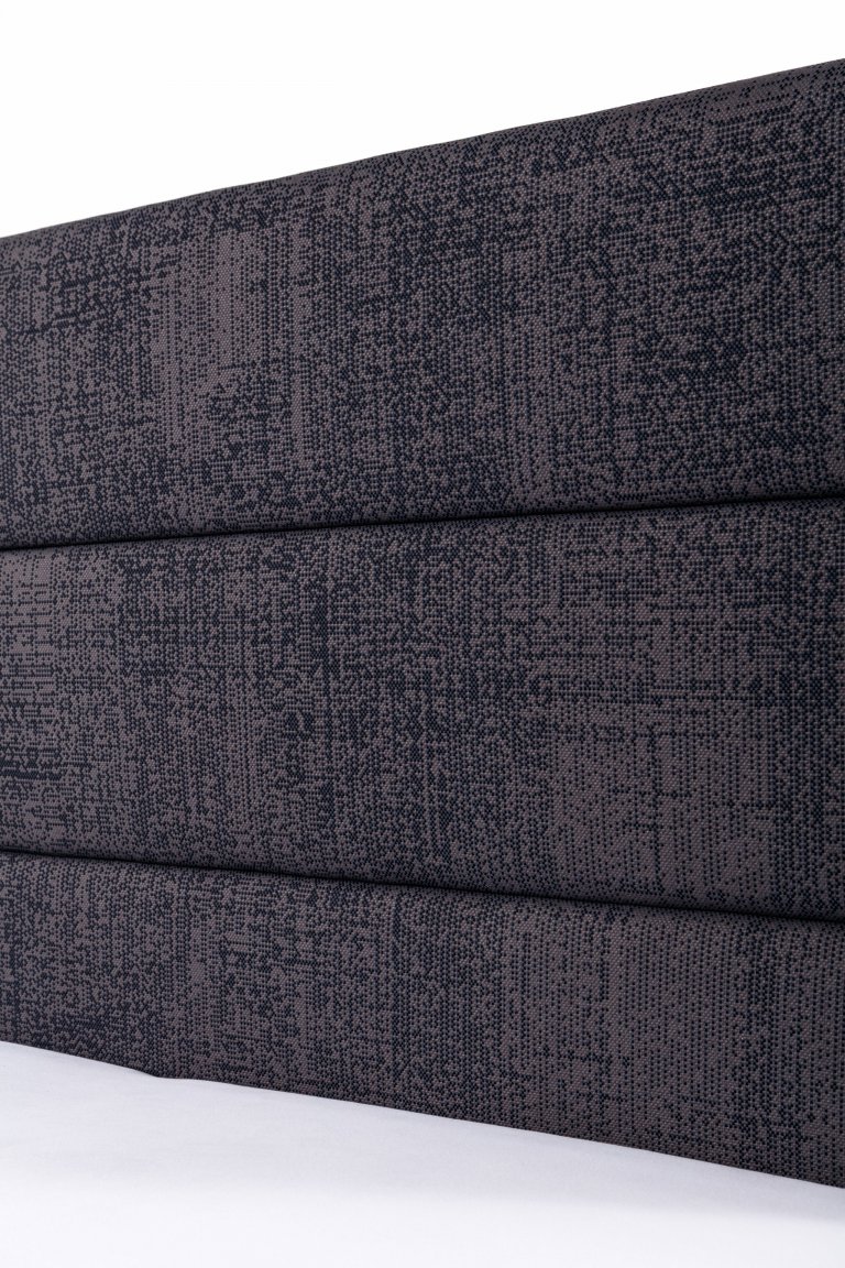 Čalouněná postel se zadním čelem vytvořeným z čalouněných pruhů. Lze doplnit o noční stolky.

- stabilní pevná konstrukce
- pohodlná výška pro vstávání 45…