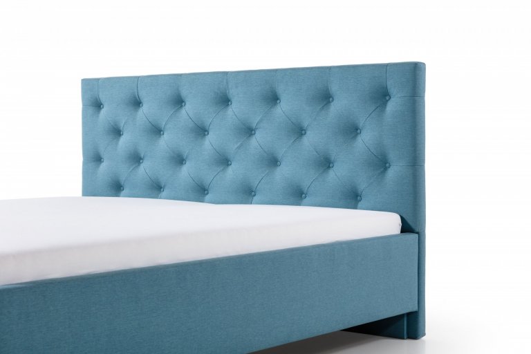 Čalouněná postel s čelem ozdobeným čalounickými vtahy s knoflíky

- stabilní pevná konstrukce
- pohodlná výška pro vstávání 45 cm
- nastavení úrovně výšky…