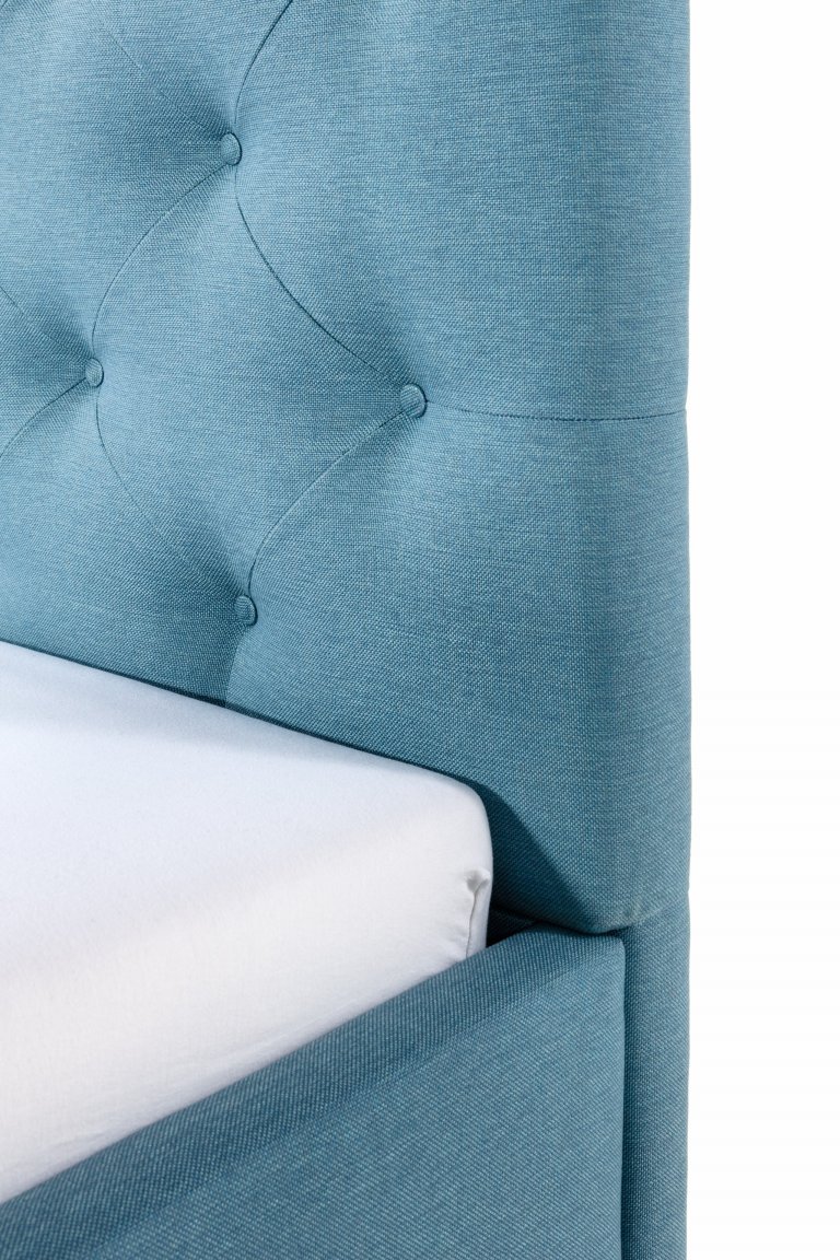 Čalouněná postel s čelem ozdobeným čalounickými vtahy s knoflíky

- stabilní pevná konstrukce
- pohodlná výška pro vstávání 45 cm
- nastavení úrovně výšky…