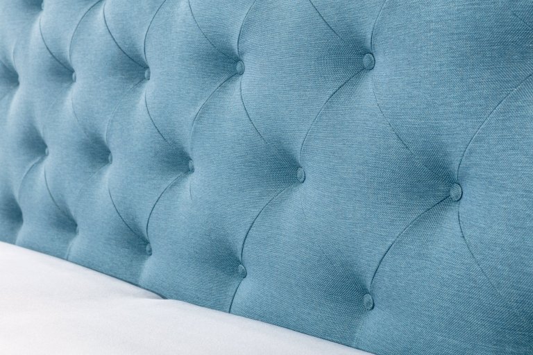 Čalouněná postel s čelem ozdobeným čalounickými vtahy s knoflíky

- stabilní pevná konstrukce
- pohodlná výška pro vstávání 45 cm
- nastavení úrovně výšky…