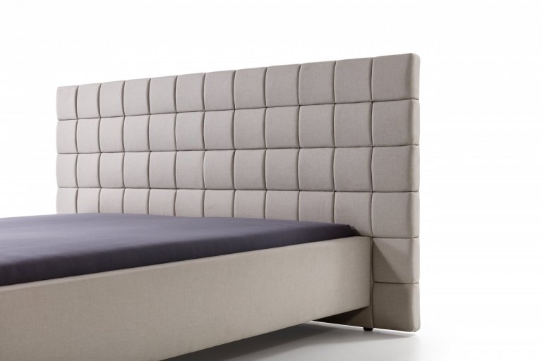 Čalouněná postel se zadním čelem sestaveným z očalouněných kostek.

- stabilní pevná konstrukce
- pohodlná výška pro vstávání 45 cm
- nastavení úrovně…