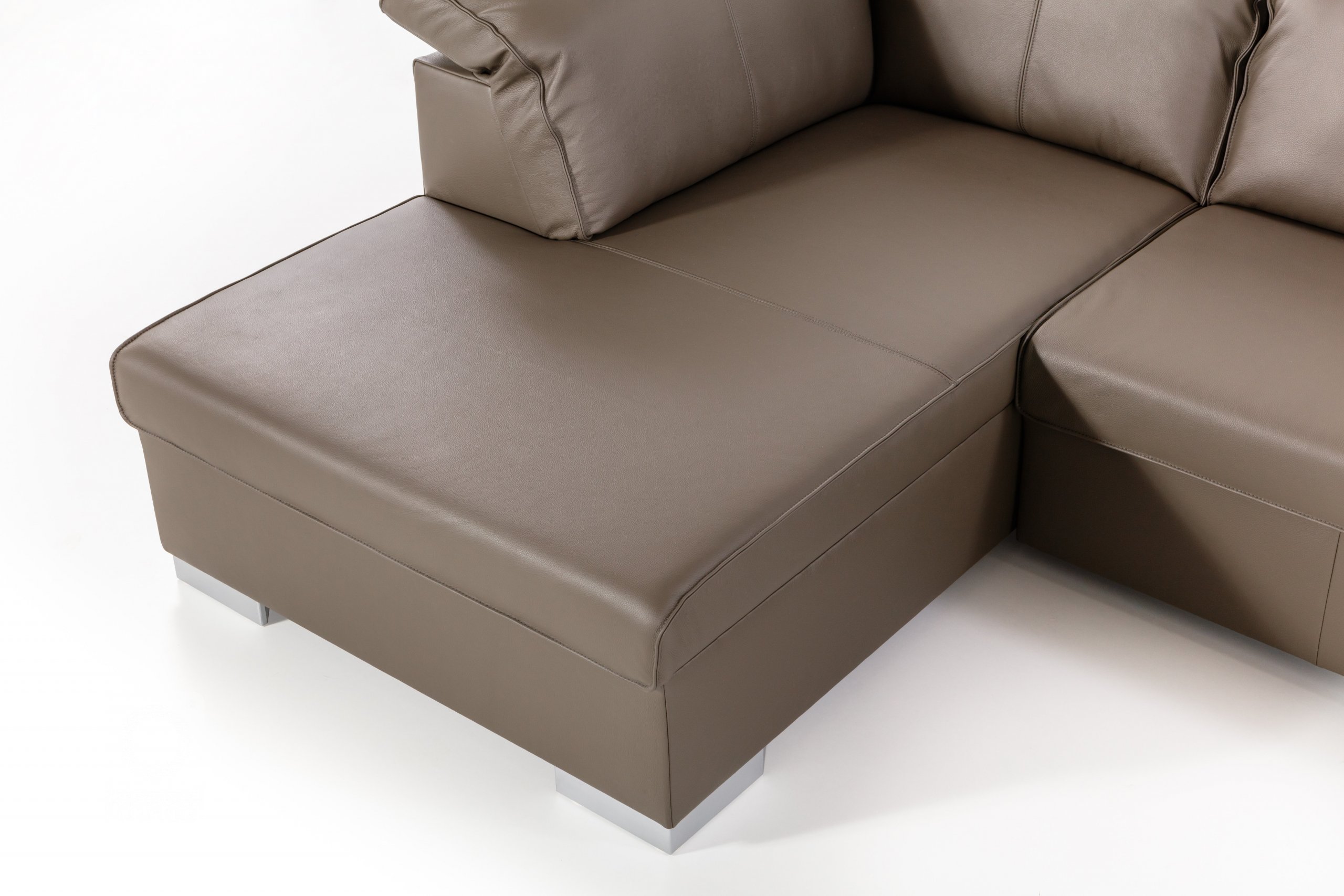 Pro milovníky pohodlí

Variabilní sedací souprava nabízí celou škálu prvků pro komfortní posezení a odpočívání. Variabilitu pohovky ÓRIÓN podtrhuje výběr z…