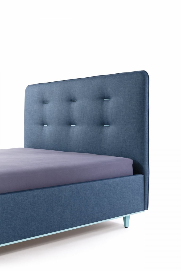 Kromě celkového moderního designu postele jsou na posteli Ola zajímavé zejména dva detaily. Je to šest dřevěných kolíčků, které zdobí čalounické vtahy na…