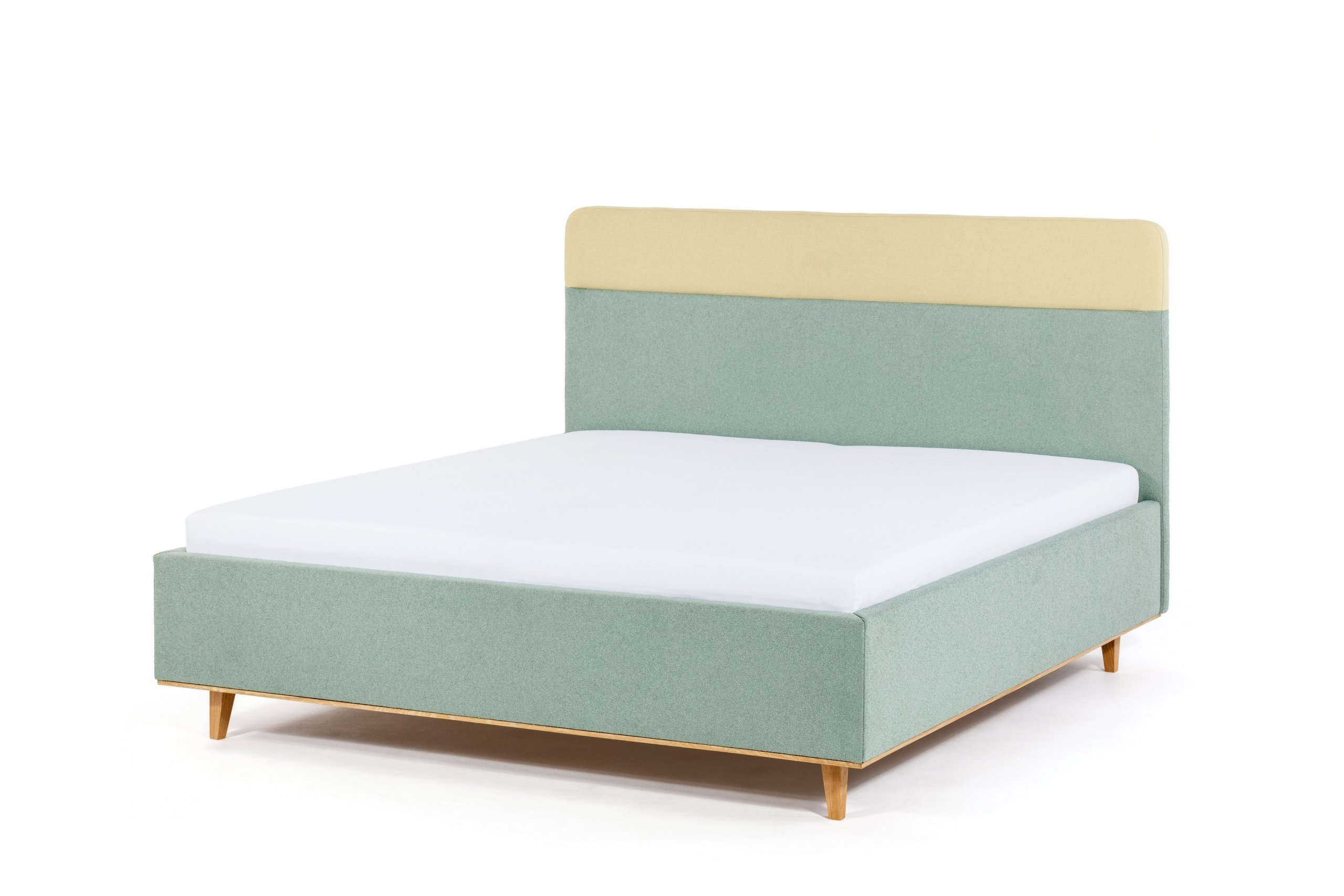 Postel Evora má zadní čelo rozdělené opticky dlouhým švem, který je lehce vtažený dovnitř a vytváří tak zejména na krajích zajímavý přechod. Tento detail…