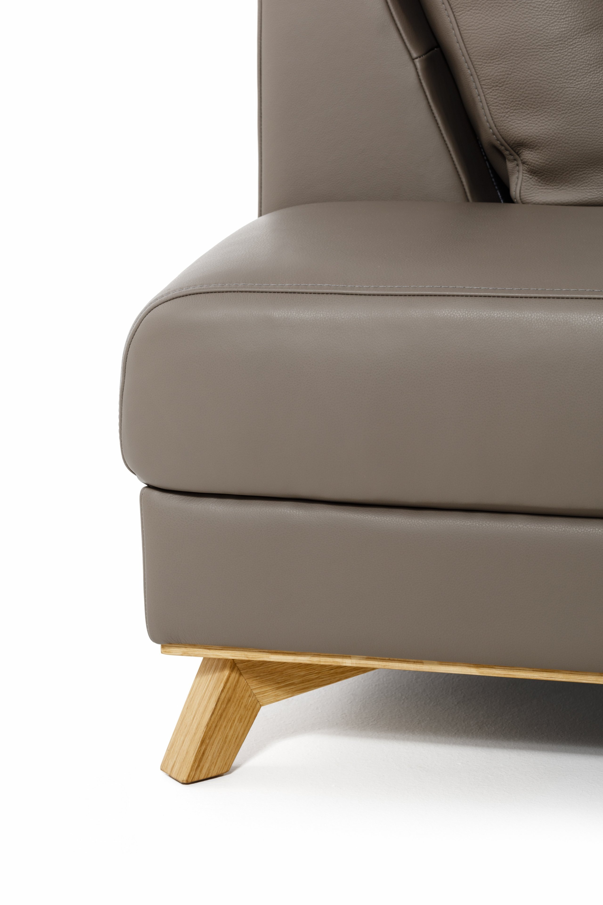 Elegantní v každém interiéru, netradičním zpracováním tvaru područek. Svým oblým skosením poskytují velmi pohodlné sezení a posilují tak skvělé ergonomické…