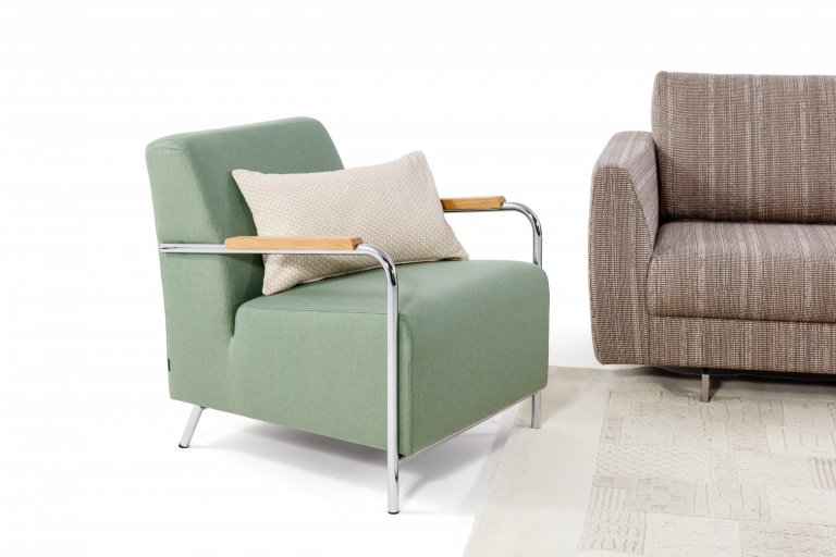 Pohodlné křeslo s prvky funkcionalismu
